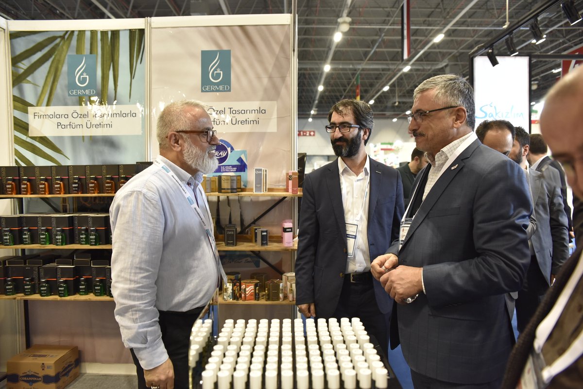 Genel Başkanımız Sami Bektaş ve Fuar Komisyonumuzla birlikte Helal Expo Fuarında stant açan Üye Firmalarımız Aile Diş Firması Dt. Kerem Özgüler ile Fams Kozmetik Fuat Temel beylerin stantlarına ziyarette bulunduk.
#fuar #helalexpo