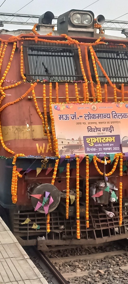 ShahAlamQuresh9's tweet photo. @kripasofficial #MP_बलिया के प्रयास से मुंबई - वाराणसी दैनिक रेल सेवा #कामायनी_एक्सप्रेस का विस्तार बलिया तक करा लिए, अब बलिया और गाज़ीपुर जनपद को मुंबई की दैनिक रेल सेवा मिल गई क्या हमारे क्षेत्रिय नेता महानगरी एक्सप्रेस को जौनपुर होते हुए आज़मगढ़ तक नहीं बढ़वा सकते @nirahua1 @ravikishann https://t.co/MMXUPLWMsX