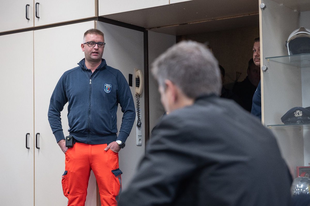 Letztens besuchte der Bundeswirtschaftsminister Robert Habeck die BF #Flensburg.
Grund war ein direkter Austausch zur kürzlich aufgetretenen Hochwasserlage.
Währenddessen konnte Marco Gülich, Vorsitzender der #DFeuG-Ortsgruppe Flensburg auch mit dem Minister ins Gespräch kommen.