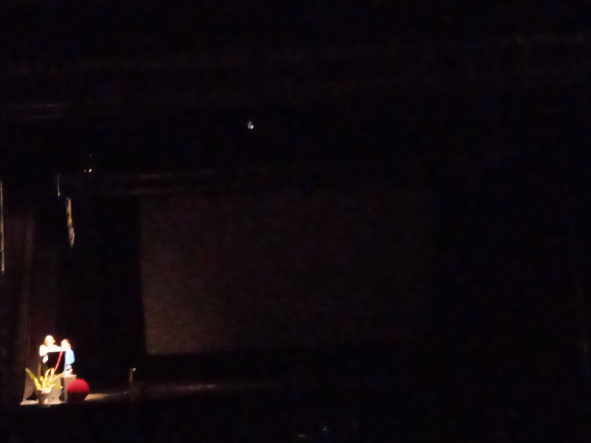 pitumolins's tweet photo. Avui a l'espectacle de Sta. Cecilia de l'escola del meu fill ens han demanat, per respecte als infants amb hipersensibilitat, que aplaudim en llengua de signes 🙌🏼.
Acte seguit han apagat els llums de la Sala.
#NoMeChillesQueNoYeVeo
#BravoCaprabo https://t.co/VKM8zGWSy9