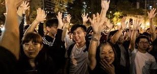 hkdc_us's tweet image. Four years ago today, pro-democracy candidates won a landslide victory in District Council elections during the police siege of PolyU &amp;amp; ongoing protests. The CCP was so threatened, those turned out to be the last free&amp;amp;fair elections #HongKong ever had.
#FiveDemandsNotOneLess