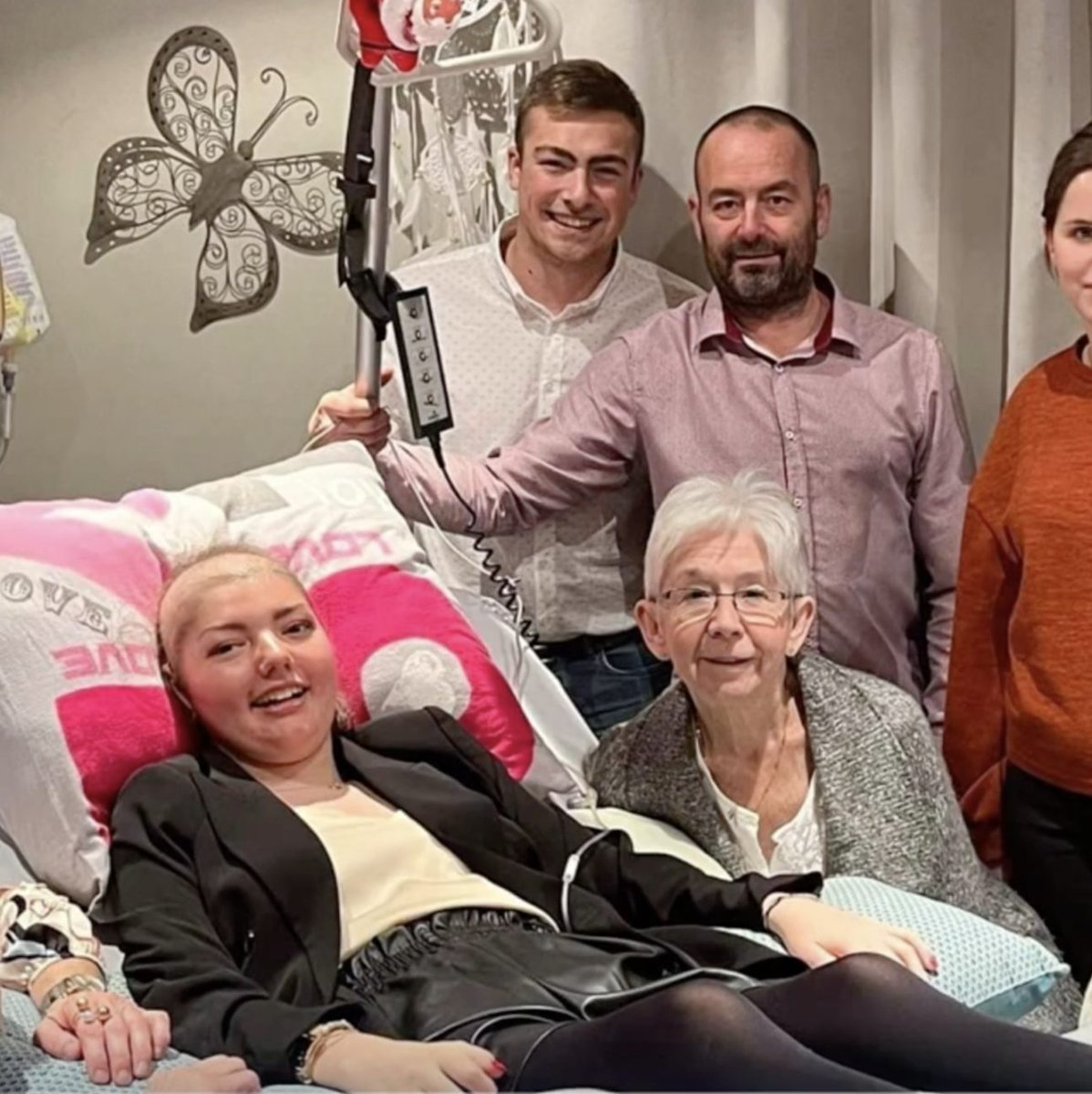 🇧🇪 Décédée d’une tumeur au cerveau à l'âge de 16 ans, Emeline a décidé de faire don de ses organes ! Grâce à elle, quatre personnes ont pu être sauvées ! D'après son père, Emeline était une adolescente "qui avait un coeur énorme" ! Tous les héros ne portent pas de cape ! ❤(RTBF)