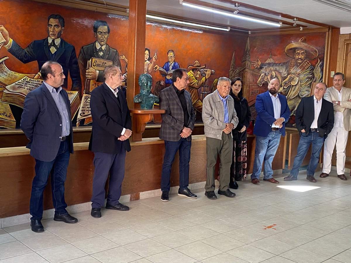 LorenaOB's tweet photo. Testimonio artístico. Firma del mural por su autor: Maestro David Carmona García.  @MENDEZGARAVITO #general93 #secundaria #gdl #sep #sej https://t.co/OYvNI6q5Uv