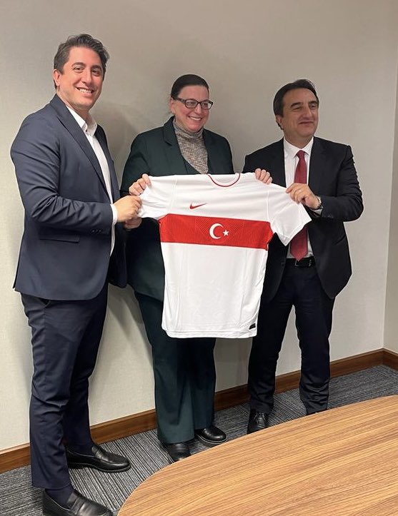 #Kanada’nın İstanbul Başkonsolosu Tara Scheurwater ile #TFF Riva tesislerinde bir araya gelerek, iki ülke futbol federasyonları arasında işbirliği imkanlarını ve ortak sosyal sorumluluk projelerini görüştük. 🇹🇷⚽️⚽️🇨🇦