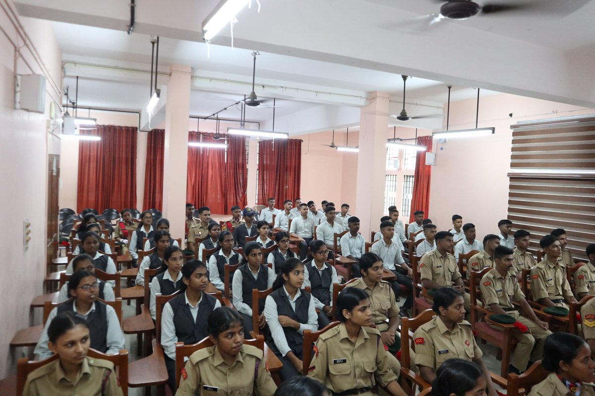 NCC_KER_LAK_DTE's tweet photo. Gp Cdr Calicut Gp vis 1 Ker Arty Bty Thalassery. Cdr  visited to the four institutions, i.e. College of Engg, Ranvilasan HS School, BEMP School and Govt Brennen College. He met with Principal/ HMs and interacted with the cdts and complimented the spl achievers. https://t.co/nE5mgC1wrI