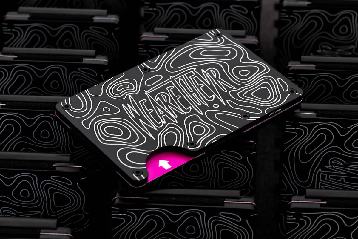 thevrjani's tweet photo. Itt a TheVR Shop legújabb terméke, ami számunkra az egyik legizgalmasabb is ebben az évben: a TheVR® Lines Wallet pénztárca.

https://t.co/CGxViVcW2J

Specs:
- 1-12 kártyát képes tárolni + bankjegyek
- RFID blokkoló
- Alumínium külső
- Opcionális aprótartó (coming soon) https://t.co/10INShEICA