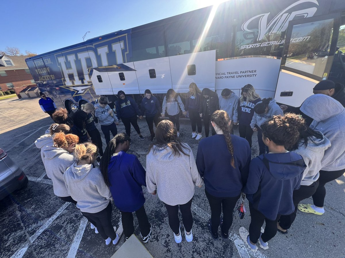 hputxwbsk's tweet photo. Headed off to Houston! 🚌🐝
#StingEm #Greater https://t.co/3Zr1OrFX4r