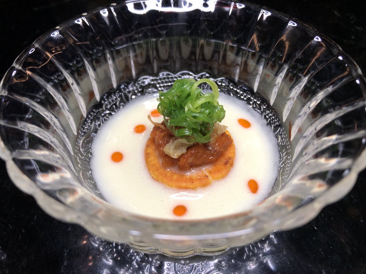 El chef @chefthitid se inspiró en las recetas de su abuela para crear la experiencia en su nuevo restaurante tailandés Lahnyai con 24 pases, os cuento todos los detalles: soniagraupera.com/2023/11/mi-exp… @blueroom_es @AmazingThailand #GraupixBangkok