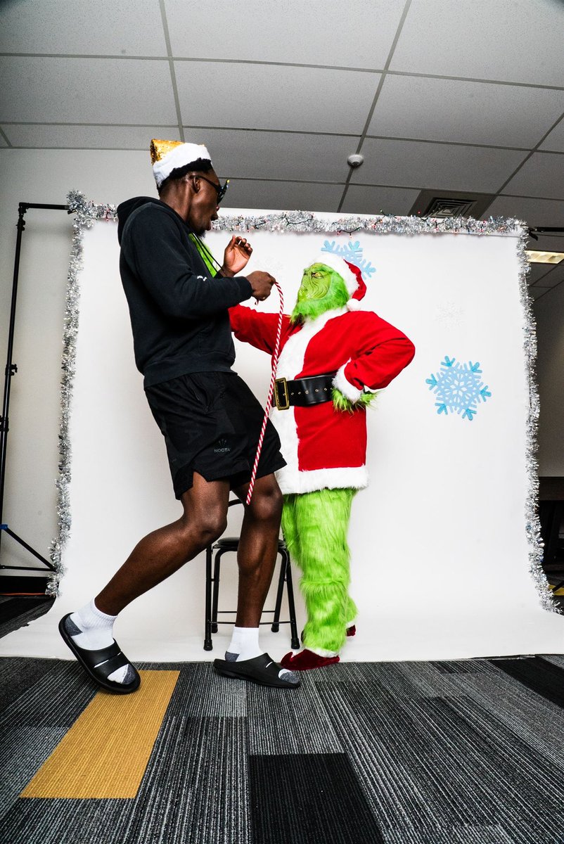 UCF_MBB's tweet photo. It’s because he’s green, isn’t it? 😕 https://t.co/jrZS3yXC5I