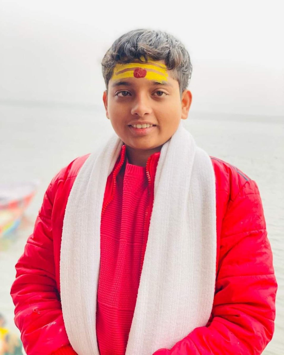Shubhamshuklamp's tweet photo. ये अक्षत शुक्ला हैं. उत्तरांचल विवि से एलएलबी की पढ़ाई कर रहे थे. 21 नवंबर को शाम करीब 7 बजे PG में इनका शव फांसी के फंदे से लटकता पाया गया था. ये लखनऊ के रहने वाले थे. अक्षत के परिजनों का आरोप है कि अक्षत पर धार्मिक टिप्पणी की जाती थी. उन्होंने अक्षत के साथ पढ़ने वाले एक विधायक पुत्र समेत तीन के खिलाफ तहरीर दी है. परिजनों का आरोप है कि पश्चिम उत्तर प्रदेश के एक जिले के विधायक के बेटे व उसके दो साथी अक्षत को परेशान करते थे. विवाद भी हुआ था. तब इन तीनों ने उसको जान से मारने की धमकी दी थी. मामला हाईप्रोफ़ाइल होने के कारण दबाने का प्रयास किया जा रहा है. अब इस गरीब परिवार को न्याय दिलाने की जिम्मेदारी हम सबकी है.