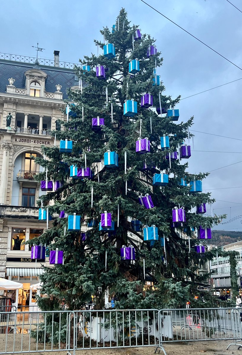 Bientôt, le sapin de Noël d'ESB plongera le centre-ville de Bienne dans la lumière de Noël. Venez nombreux à l'inauguration du 20e sapin de Noël d'ESB ce dimanche sur la place Centrale à Bienne. Nous nous réjouissons de vous accueillir !