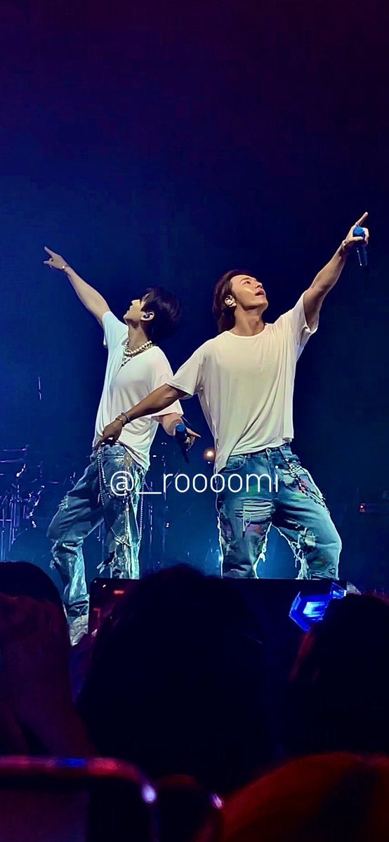 __roooomi's tweet photo. Una aquí trabajando desde las 7:30am con toda la actitud post concierto ayer, muerta pero feliz 🤣 #DElight_PartyinChile https://t.co/q1oRMAe6XF