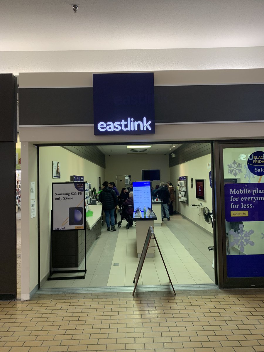 TimminsCountry's tweet photo. I’M TWEETING TO LET YOU KNOW I’M HANGING OUT AT EASTLINK IN TIMMKNS SQUARE UNTIL 3:00 FOR THEIR BLACK FRIDAY SALE!!!

-Tyler https://t.co/b2x1NllbpM