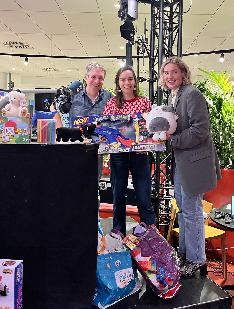 🎁 🧸 Vanochtend brachten <a href="/Deem_95/">Demi van Wijk</a> en ik, namens <a href="/D66DenHaag/">D66 Den Haag</a>, tassen vol cadeaus voor <a href="/Sintvoorieder1/">Sintvoorieder1</a> !

Een geweldige inzamelactie voor Haagse gezinnen, waar door armoede het vieren van Sinterklaas niet vanzelfsprekend is.