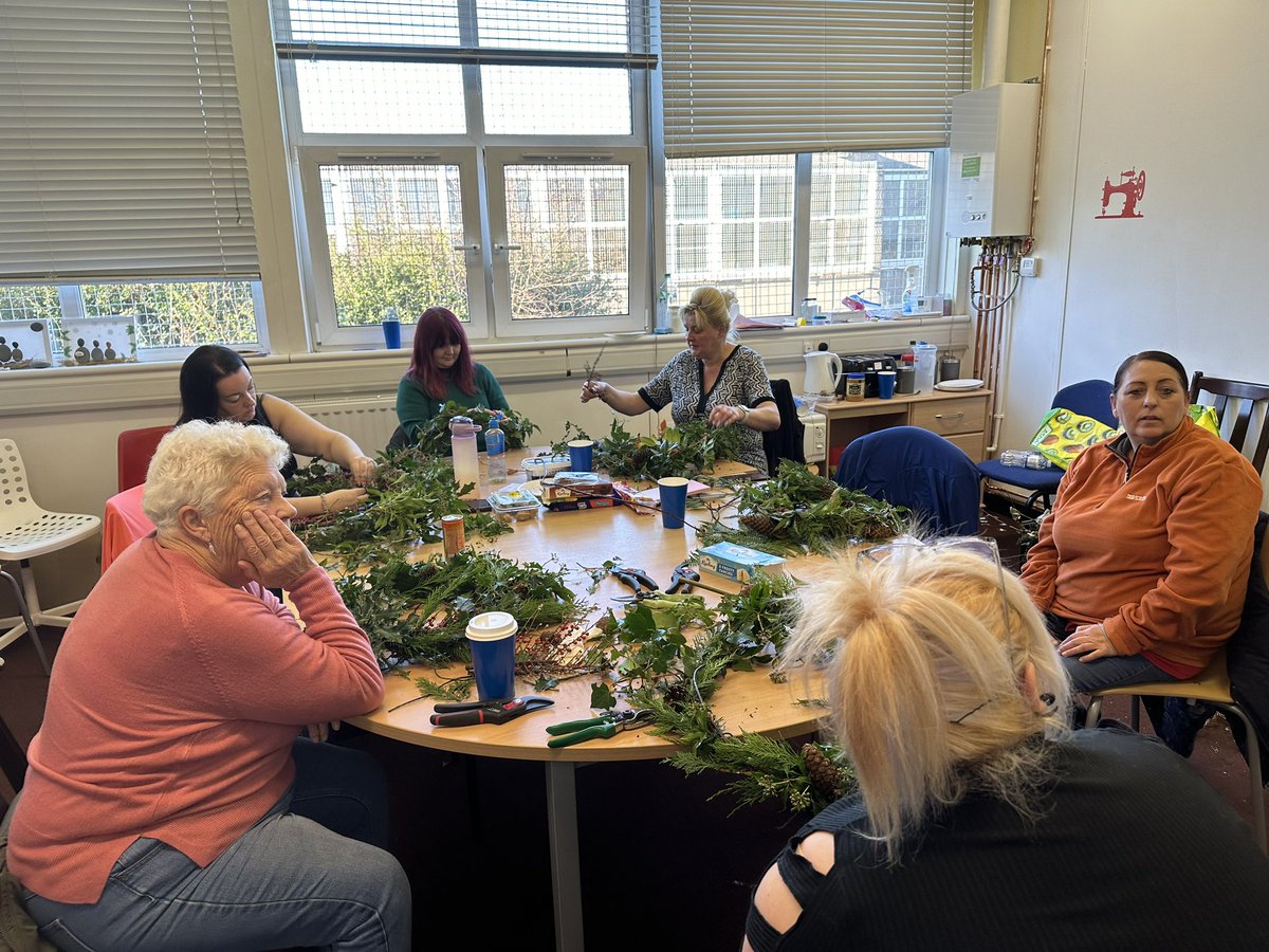 janicecorra1's tweet photo. Wreath making today with our partners @knowetop they turned out great https://t.co/3xOZS4OSlj