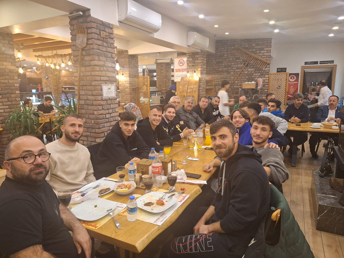Çankaya FK maçı öncesi yönetim kurulumuz idari ekip teknik ekip sağlık ekibi ve futbolcularımız düzenlenen yemek programında bir araya geldi. Birlik ve beraberlik havasının  üst düzeyde olduğu yemek programını düzenleyen Başkan yardımcımız Kamuran BAKAN a teşekkür ederiz.