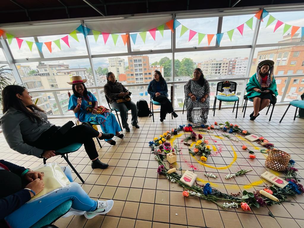 GOAL_Colombia's tweet photo. Realizamos encuentro con mujeres sobre los retos que tiene Colombia frente a la Violencia Basada en Género.
En articulación con @hntpo_latam con apoyo de @NLinColombia #MujeresQueIncidenEnLaPaz #HealthNetTPO y @GOAL_Colombia apoyado por @Irish_Aid 💪 https://t.co/ZMUn6vKVNX
