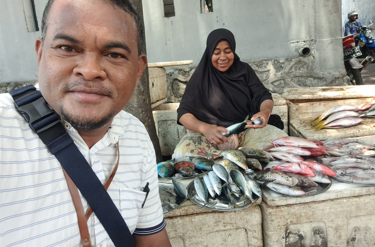 YohMariaVianei's tweet photo. Kamis (16/11), Yoh Maria  Vianei Keni Bolen, Luhkan Flores Timur, di Pemasar Ikan An. Salma Ismail, asal Desa Waiburak, Kec. Adonara Timur, mendata produksi cumi_cumi, layang dan ikan dasar, sebanyak 65 kg, harga Rp. 15.000-35.000/Kg
#GiatLuhkanSatminkalGondol 
#Flotim #produksi https://t.co/aLW5yHwiex