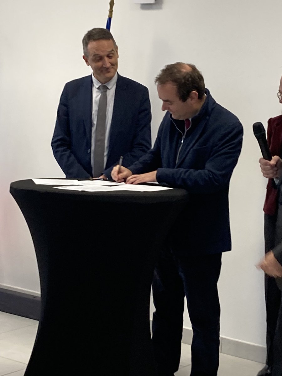Beaumesnil27410's tweet photo. Toutes nos félicitations et les honneurs à @GrrrYann et son équipe pour le superbe travail accompli en cette journée d’inauguration du @CampusEduc27 en présence de @SebLecornu @Armees_Gouv @Prefet27 @EureenNormandie #intercombernay @ChGavini #jlmadelon @gravelle_n @duche27 https://t.co/cLHtdgKQqo