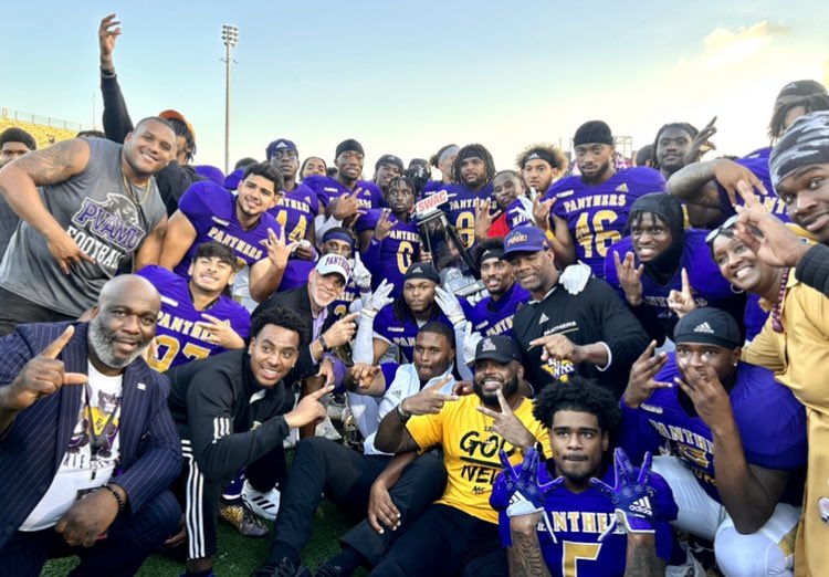 blackcollegenc's tweet photo. #ICYMI - Prairie View’s coaches, players and administrators celebrate the Panthers’ SWAC West division title after defeating the Alabama State Hornets last weekend
🏈🏆🏈
#pvamupanthers #swacfootball #blackcollegefootball #hbcufootball #swacwest #swacwestchamps #blackcollegenc https://t.co/Bu92i9yUF5
