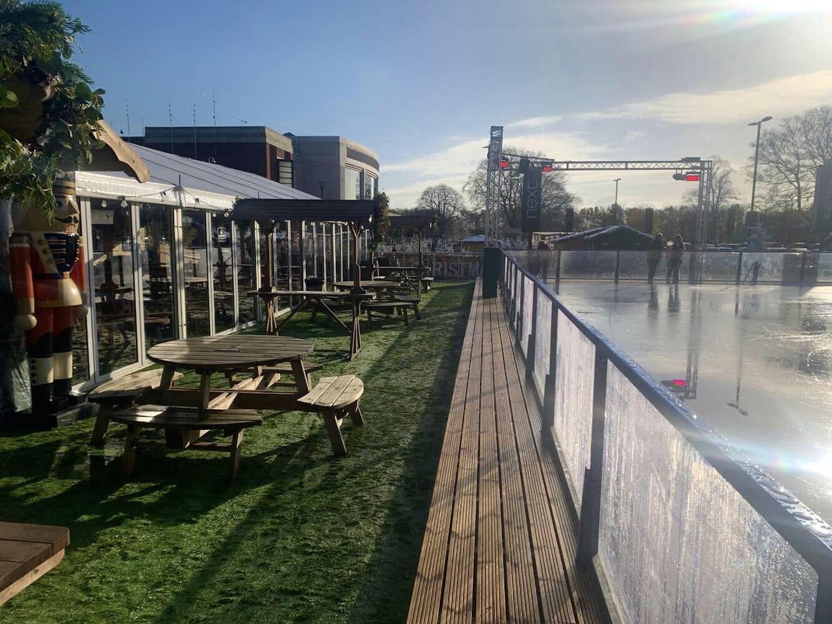 If you’re visiting us this #Christmas remember to stop off at The Chalet! If you’re refuelling after a session on the ice we have toasties, loaded fries, bratwurst & bacon baps. We serve alcohol from midday. Check out the new outdoor terrace and watch the skaters glide past!⛸️