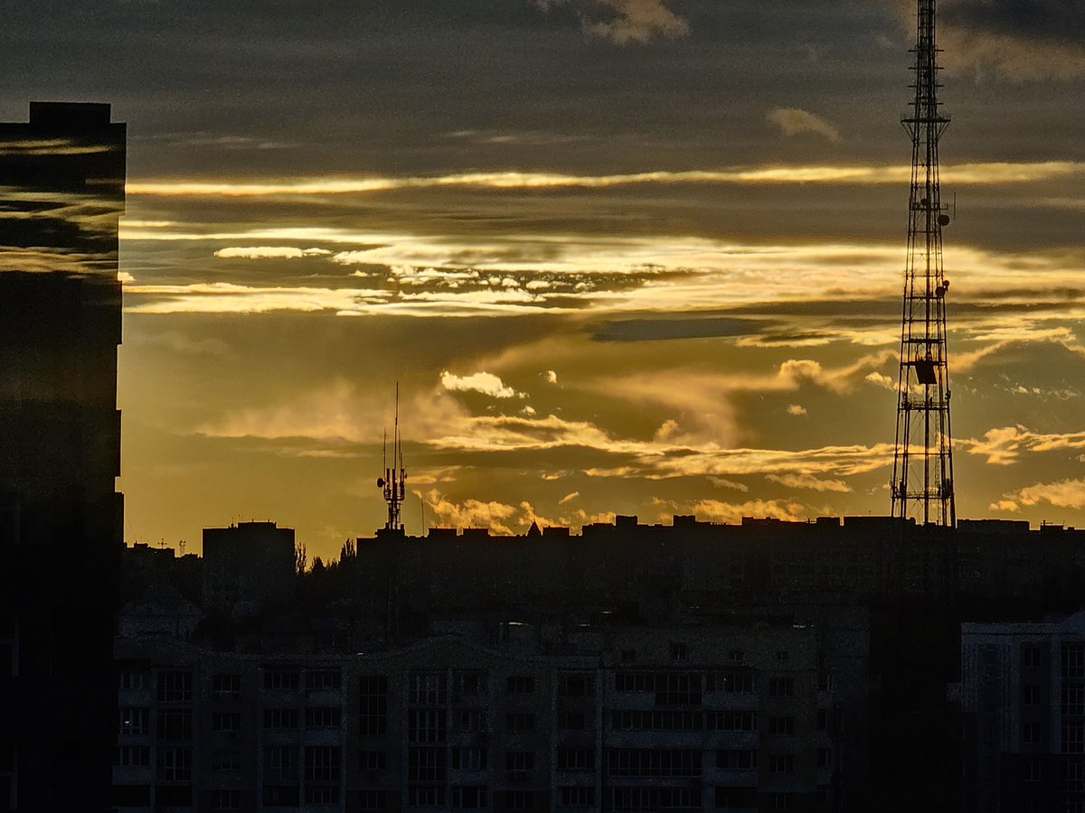 ivanborshchov's tweet photo. #photo of #golden #sky in #Chernihiv https://t.co/OC2gbEtJMA