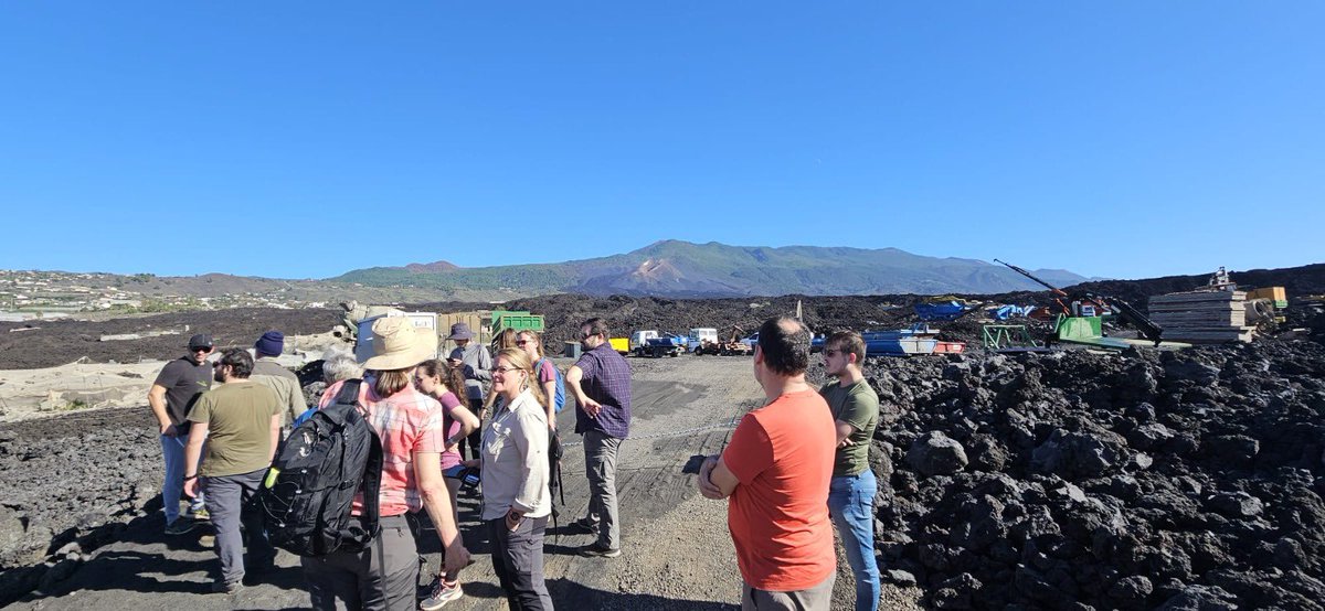 LPRC_unplugged's tweet photo. This week our colleagues co-organized the last workshop of  @fluid_net @MSCActions project hosted in 🌴🇮🇨🇪🇸 Great training &amp; field trip (thanks to @GeoTenerife 🙏🏻) with the participation of 12 PhD students from all over 🇪🇺 Good luck to all  &amp; hope to work together in the future! https://t.co/zw0J63ZIvh