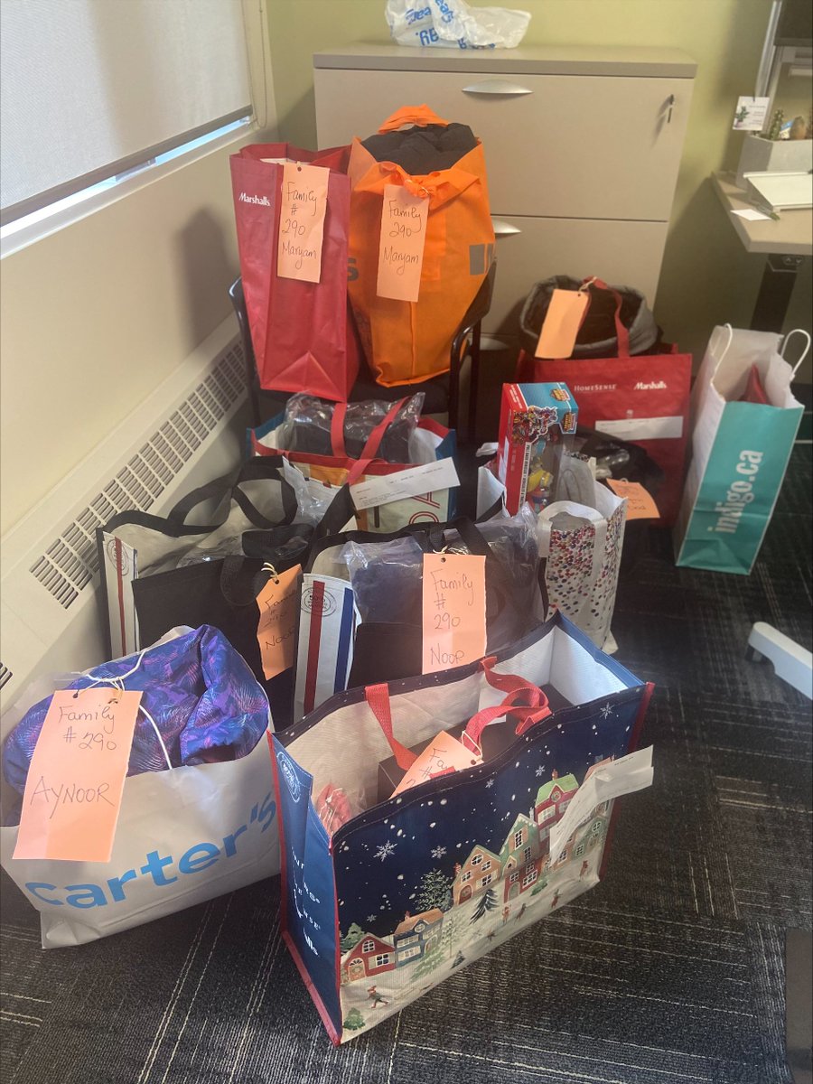 Thank you to our faculty and staff who contributed to the Guelph-Wellington Women in Crisis gift baskets and Children's Foundation of Guelph and Wellington Adopt-A-Family initiative, two initiatives that we have proudly supported for many years! #LangBusiness #UofG