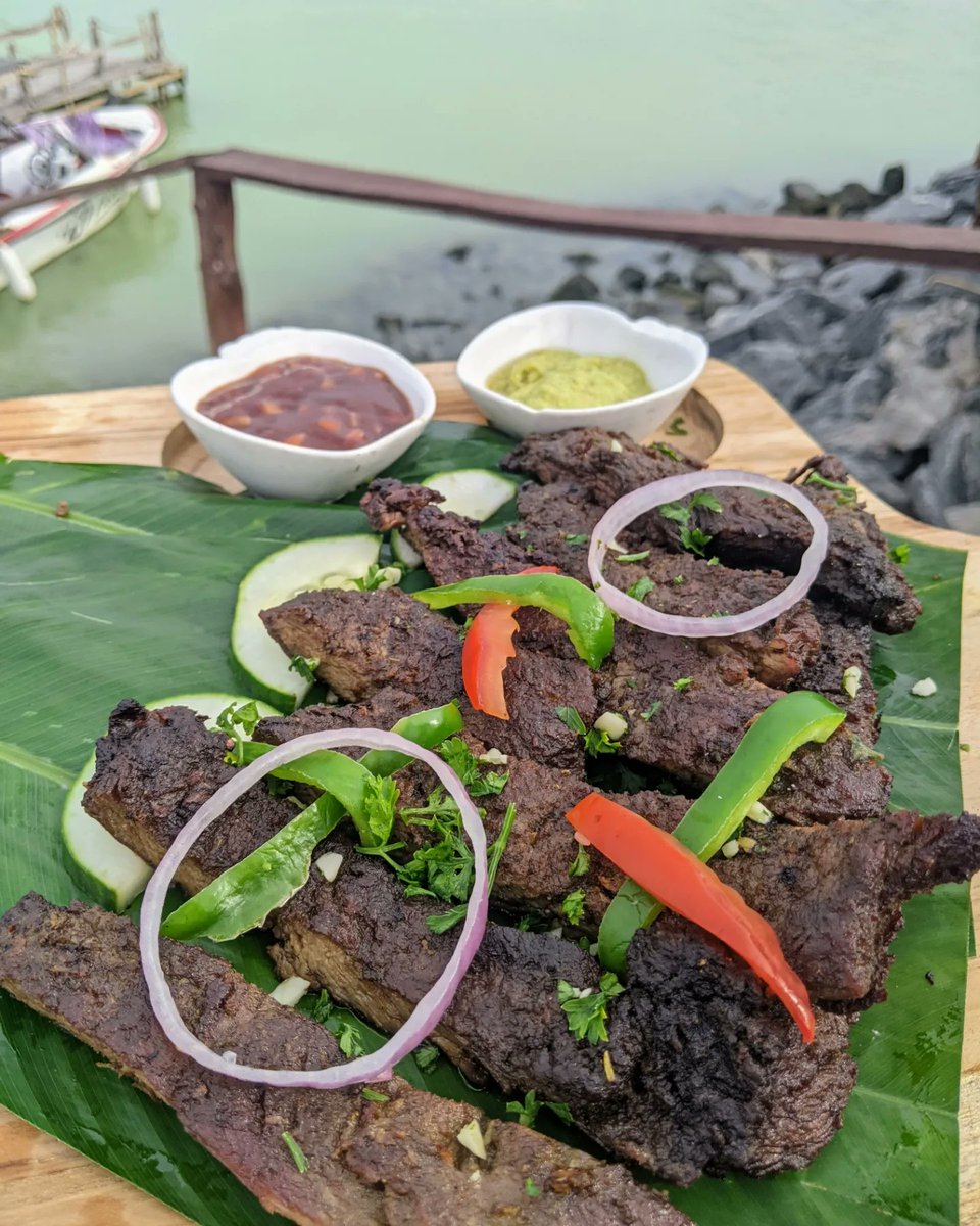 miadjoe's tweet photo. Pour ce week-end, laissez-vous tenter par notre planche carnivore 🐂 servie avec une sauce BBQ + 2 accompagnements pour 2 personnes. Tarif : 15 000f cfa.
Pour vos réservations, contactez nous au📱: 70584848 ou 97001212.
#Miadjoe #FiletDeBoeuf #Aného https://t.co/jlIOyMPLsn