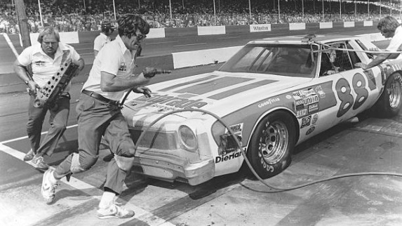 Buddy Parrott and the DiGard crew pitting Darrell Waltrip at Darlington in 1977. Happy Birthday, Buddy!! 🎂