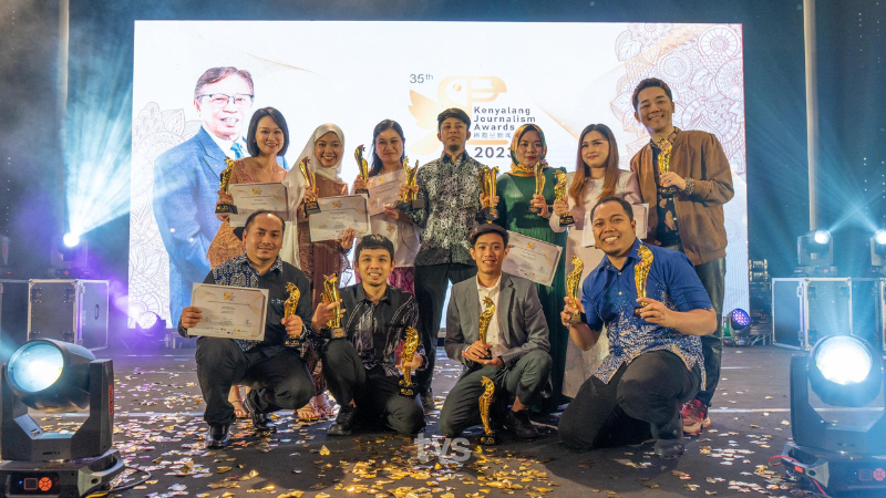 tvsarawak's tweet photo. TVS merangkul lima emas, lima perak dan enam gangsa pada Anugerah Kewartawanan Kenyalang (KJA) 2023 ke-35 di Miri, hari ini.

Majlis diserikan dengan kehadiran Menteri Pengangkutan Sarawak, Dato Sri Lee Kim Shin, Timbalan Menteri Kesihatan Awam, Perumahan dan Kerajaan Tempatan, Datuk Dr Penguang Manggil, dan Timbalan Menteri Pelancongan, Industri Kreatif dan Seni Persembahan Datuk Sebastian Ting.

📸 Awang Azmil (TVS)

📱 Strim live di https://t.co/1dO3KR6ws2 atau di aplikasi MYTV Mana-Mana, Unifi TV dan Astro GO sekarang!

#TVS122 #TVSNews