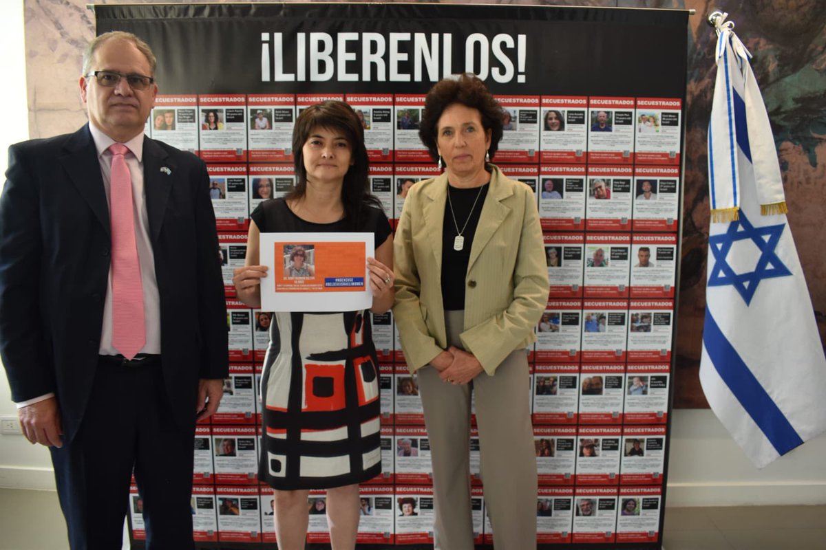 En vísperas del Día internacional de la eliminación de la violencia contra la mujer, visité la embajada de <a href="/IsraelArgentina/">Israel en Argentina</a> y  junto al embajador <a href="/AmbEyalSela/">Eyal Sela</a>, encendí las velas para pedir la liberación de los secuestrados por el accionar terrorista de HAMAS y por la defensa de