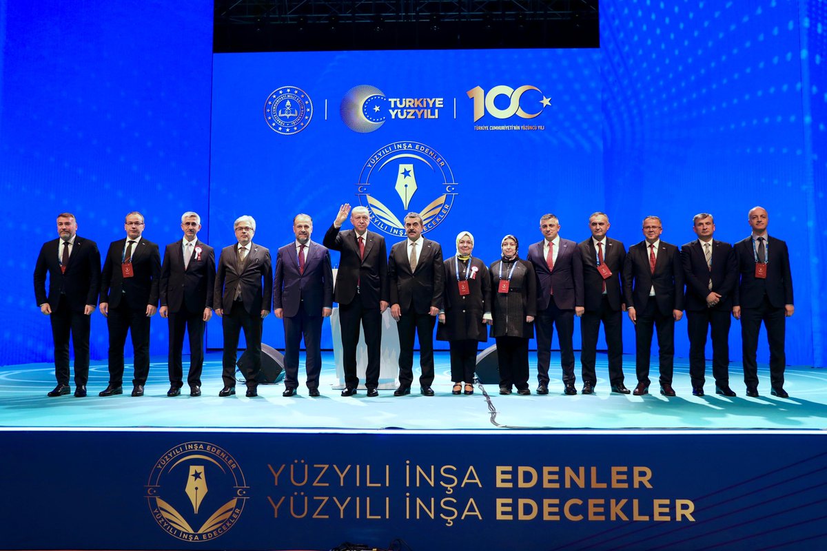 Yusuf__Tekin's tweet photo. 24 Kasım Öğretmenler Günü “Yüzyılı İnşa Edenler, Yüzyılı İnşa Edecekler” programımızı İstanbul'da Cumhurbaşkanımız Sayın Recep Tayyip Erdoğan'ın katılımlarıyla gerçekleştirdik.

Maarif davamız; tarihsel, toplumsal, coğrafi ve kültürel kodlarımızın özgünlüğü içinde gelişen esaslı bir özgürleşme sürecini ifade ediyor.

Cumhuriyetimizin ikinci asrına tekabül eden bir ideal olarak Türkiye Yüzyılı’nı tüm hedef ve sonuçlarıyla görünür kılmanın yolu eğitim alanındaki istikametimizi kendi medeniyet değerlerimizle uyumlu olacak şekilde yeniden tanzim ve bize özgü bir eğitim sistematiği inşa etmemizden geçmektedir. Eğitim ailesi olarak bu mefkûre doğrultusunda azimle çalışacağız.

Programımıza katılımlarıyla bizleri onurlandıran Cumhurbaşkanımız Sayın @RTErdogan'a şükranlarımı sunuyorum. Bakanlarımıza, milletvekillerimize, öğretmenlerimize ve tüm katılımcılara teşekkür ederim.

#SayendeÖğretmenim 
#ÖğretmenlerGününüzKutluOlsun