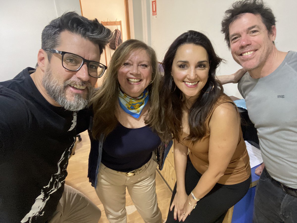 anajosefasilva.cl (@ana_josefa) on Twitter photo #Viernes de #Expreso <a href="/biobio/">BioBioChile</a> y hay #Foto cábala (y hoy es x 2!)
Primero con mis 💜💜<a href="/kathycubillos/">Katherine Cubillos T</a> <a href="/alvarezloreto/">Loreto Alvarez Lobo</a> y <a href="/Alvaro_Escobar_/">Álvaro Escobar Rufatt</a> 🙌🏻🙌🏻
Y luego se nos sumó el gran <a href="/vaqueroried/">Rodrigo Ried</a> 😆🙌🏻 (mientras la <a href="/kathycubillos/">Katherine Cubillos T</a> estaba al aire informándonos de las noticias 😆🙌🏻) #Viernes de #Expreso <a href="/biobio/">BioBioChile</a> y hay #Foto cábala (y hoy es x 2!)
Primero con mis 💜💜<a href="/kathycubillos/">Katherine Cubillos T</a> <a href="/alvarezloreto/">Loreto Alvarez Lobo</a> y <a href="/Alvaro_Escobar_/">Álvaro Escobar Rufatt</a> 🙌🏻🙌🏻
Y luego se nos sumó el gran <a href="/vaqueroried/">Rodrigo Ried</a> 😆🙌🏻 (mientras la <a href="/kathycubillos/">Katherine Cubillos T</a> estaba al aire informándonos de las noticias 😆🙌🏻)