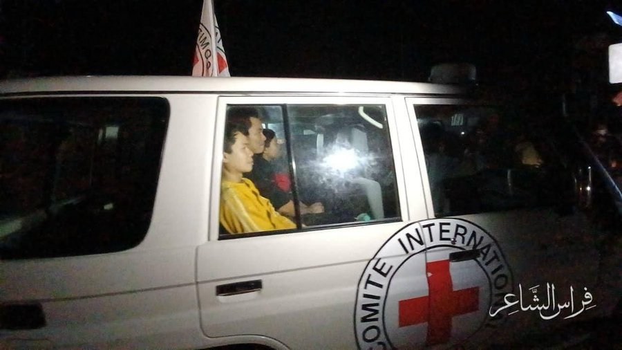 BurstBites's tweet photo. 🇵🇸🇮🇱🚨JUST IN🚨‼️#HOSTAGEUPDATE
#Israeli children and mothers, now released from #Gaza, are reported to be in a good state of health. Two of the Israelis have been identified as Margalit Mozes, 78 years old, and Adina Moshe, 72 years old. #HostageRelease #hostages #Gaza #Israel https://t.co/cBATKUAjpf