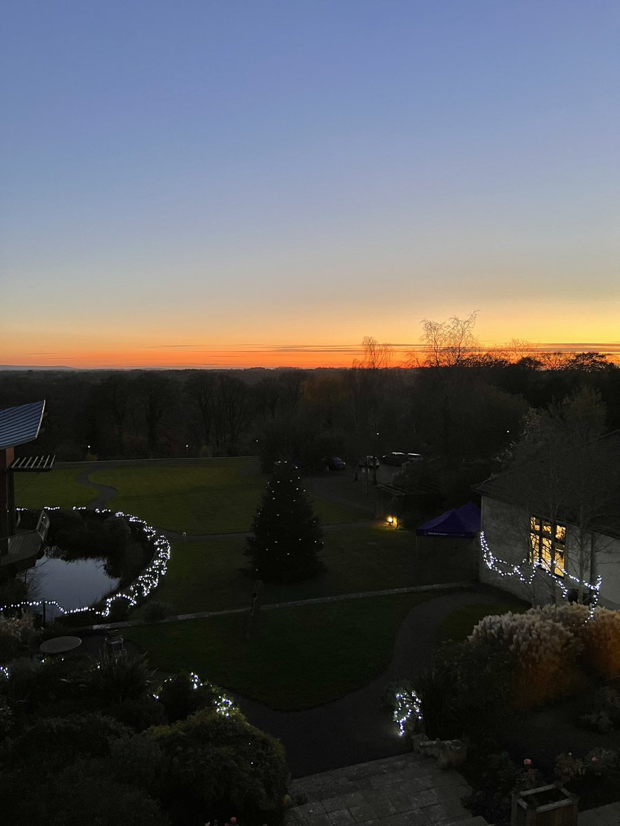 LPinching's tweet photo. How gorgeous is this view! #dorothyhouse #officeview #friyay :) https://t.co/nwuLYCEq4k
