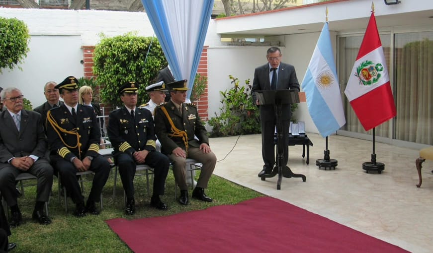 Fuerza Aérea Argentina . Un grupo de pilotos de la Fuerza Aérea del Perú (FAP) en situación de retiro, fue condecorado por la Fuerza Aérea Argentina (FAA) 