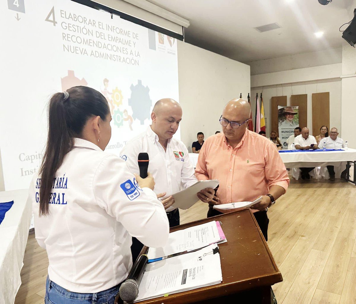PrensaMonterrey's tweet photo. #Empalme 

Junto a nuestra gestora social, Alejandra López y el equipo de trabajo de Corazón por Monterrey, lideró el acto protocolario de empalme entre la Administración Municipal saliente y la entrante del municipio de Monterrey. https://t.co/LMbI4fnFHT