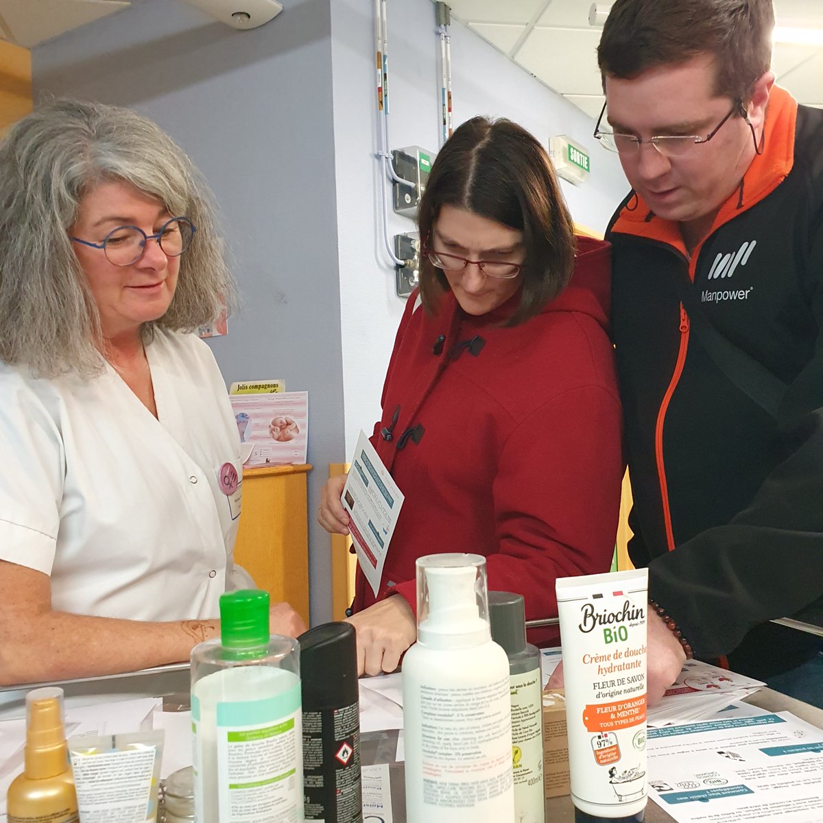 #SantéEnvironnementale | #Maternité
Projet #FEES (Femmes Enceintes, Environnement et Santé) | Sensibilisation des futurs #parents par nos équipes #SagesFemmes 💙
🧐 Connaître les précautions à prendre concernant les produits cosmétiques pour préserver la santé de #maman et #bébé