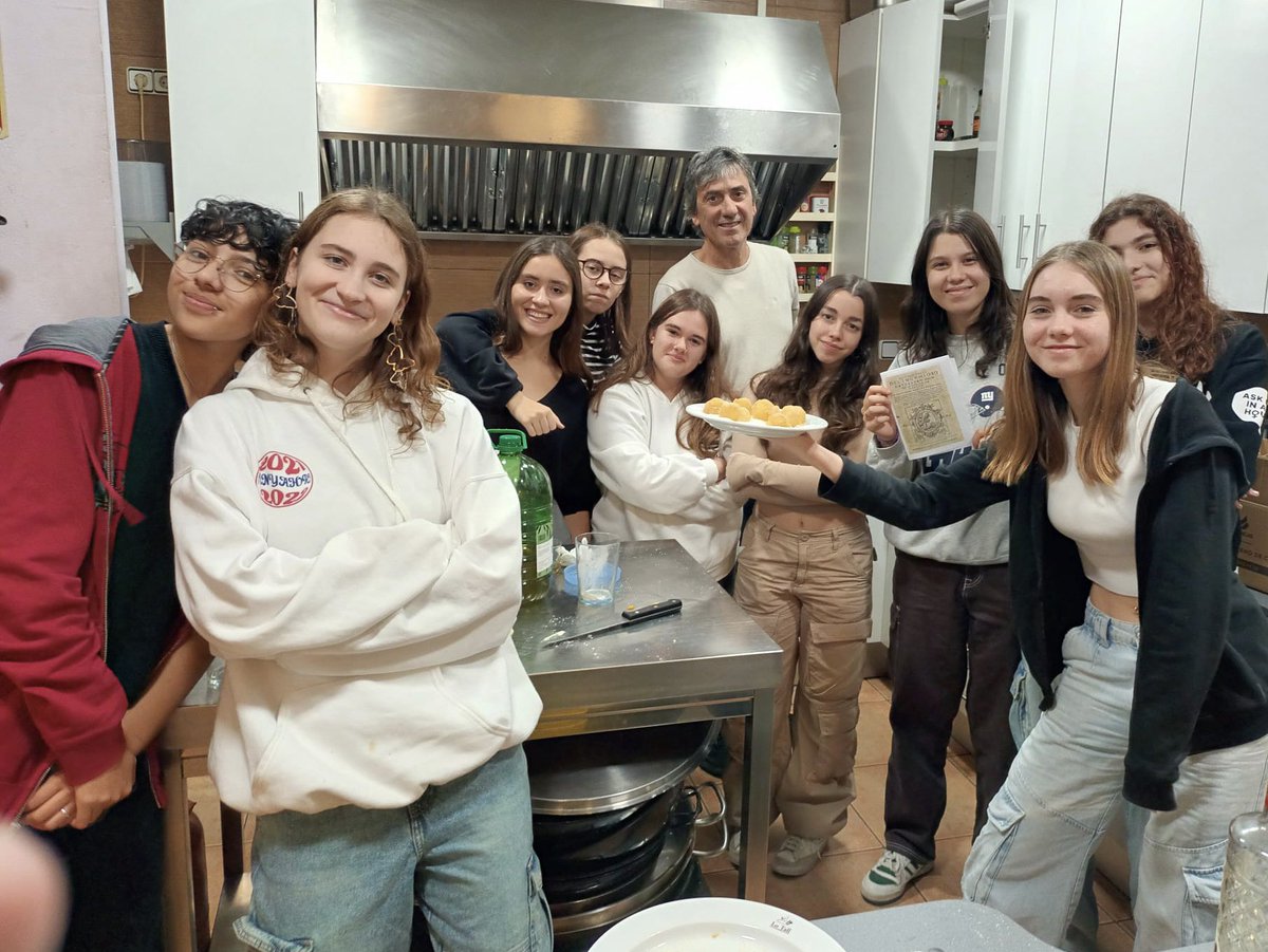 Como Pomona (@comopomona) on Twitter photo Alumnes de batxillerat de l’Institut Joan Oró <a href="/INSJoanOro/">INS Joan Oró Lleida</a>  de l’assignatura de castellà han participat avui amb un taller ‘gastroliterari’ de cuina al voltant de plats presents al Quixot de Miguel de Cervantes. Alumnes de batxillerat de l’Institut Joan Oró <a href="/INSJoanOro/">INS Joan Oró Lleida</a>  de l’assignatura de castellà han participat avui amb un taller ‘gastroliterari’ de cuina al voltant de plats presents al Quixot de Miguel de Cervantes.