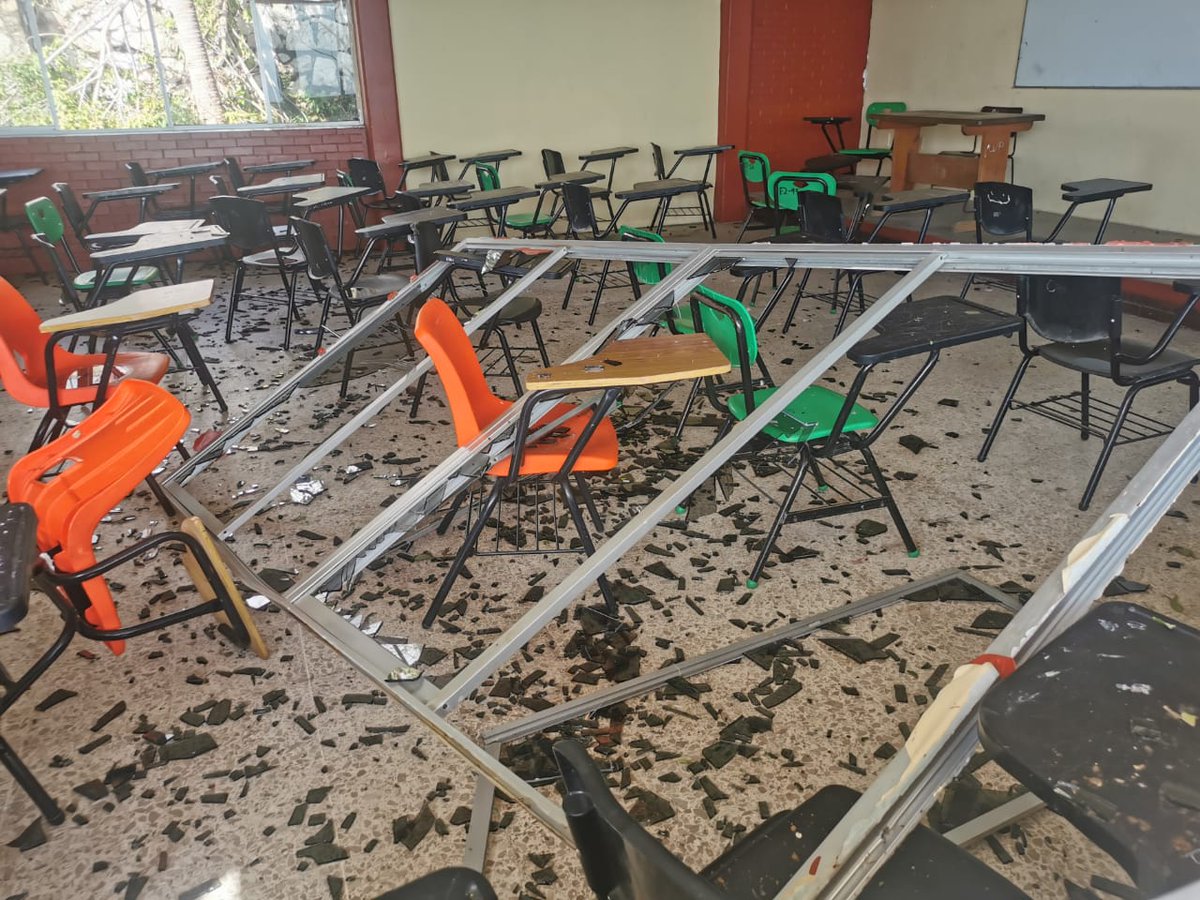 Shelitoupg's tweet photo. Ayer por fin pude subir a mi plantel, aunque ya no se ve tal cual asi, aun queda mucho trabajo por delante, pienso en mis alumnitos y en sus familias, sus hogares, asi como su segundo hogar la escuela. Tenemos un largo camino por recorrer #HuracánOtis #Acapulco #AcapulcoOtis https://t.co/D4cZYFsrhm