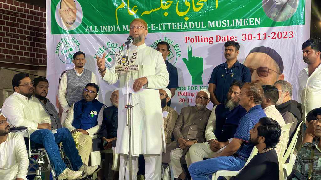 SyedMoin9890's tweet photo. #Live_Update From NAMPALLY
Aj nampally mein Alhaj Br Asaduddin Owaisi Sahab ki Moujoodgi mein ne Nampally Red Hills par Election public meeting Se Khitab Kiya or @Md_MajidHussain Sb ke Haq Mein Vote Karne ki Appeal ki.. https://t.co/SiFYujilRu
