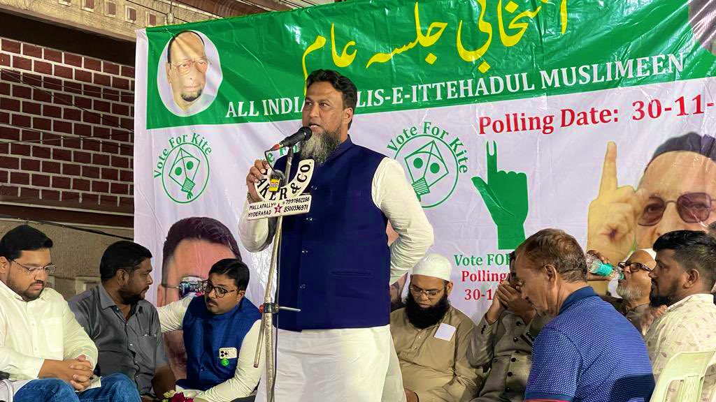 SyedMoin9890's tweet photo. #Live_Update From NAMPALLY
Aj nampally mein Alhaj Br Asaduddin Owaisi Sahab ki Moujoodgi mein ne Nampally Red Hills par Election public meeting Se Khitab Kiya or @Md_MajidHussain Sb ke Haq Mein Vote Karne ki Appeal ki.. https://t.co/SiFYujilRu