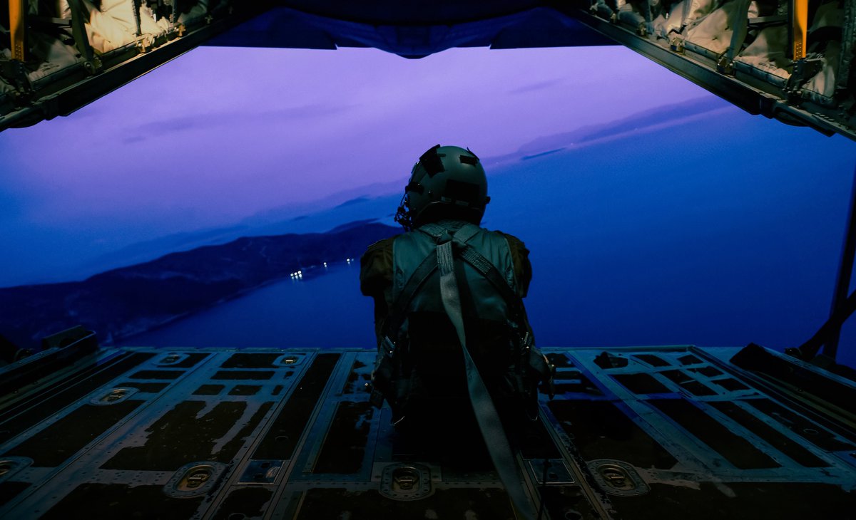 Haciproductions's tweet photo. accept loneliness, embrace darkness.