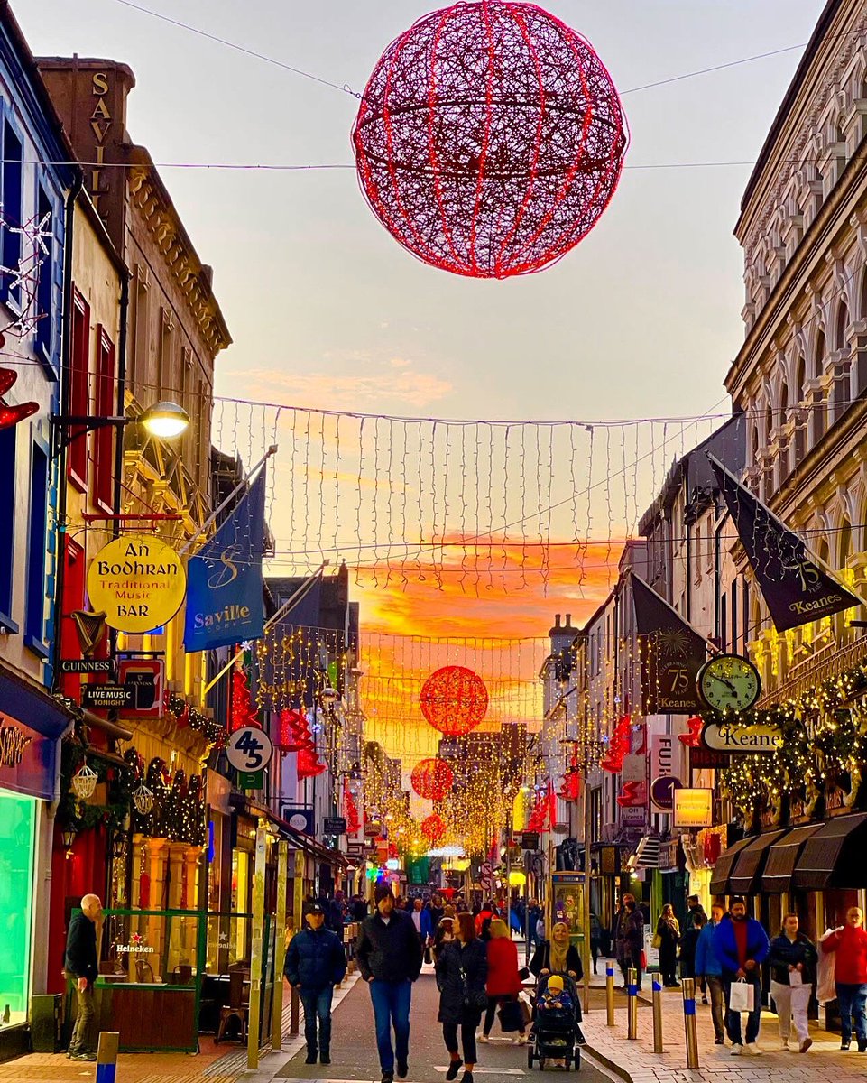 Twinkling lights weave a magical tapestry through Cork City, painting the town in the festive hues of Christmas joy❤️🎅🤍🎄 #christmascork #corkcity #christmas . 📸👉 IG:travel_footprint14 👏🎄 #corkdaily #photooftheday #corkcitycentre #ireland #irishdaily #lovecork #wearecork