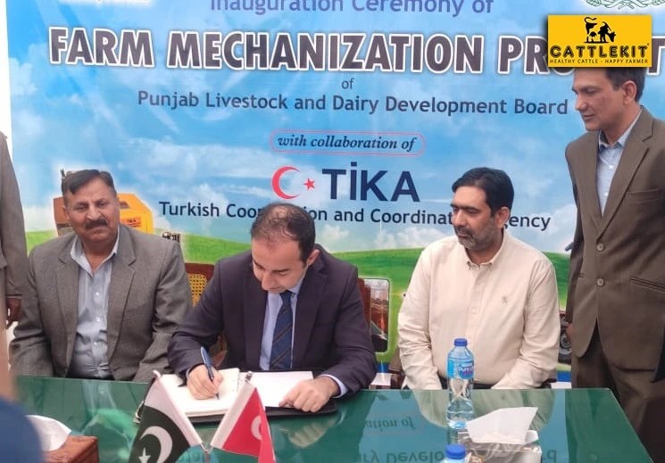CattlekitP's tweet image. MOU Signing Ceremony - Our Silage Baler Booster Plus handing over between PLDDB &amp;amp; TIKA.
Our CEO Mr. Sajid Ahmad Bodla with his Team delivered Booster plus at PLDDB site.
Congratulations to the team for successful delivery.
@tika_english1  @PunjabLivestock @DCFAPakistan