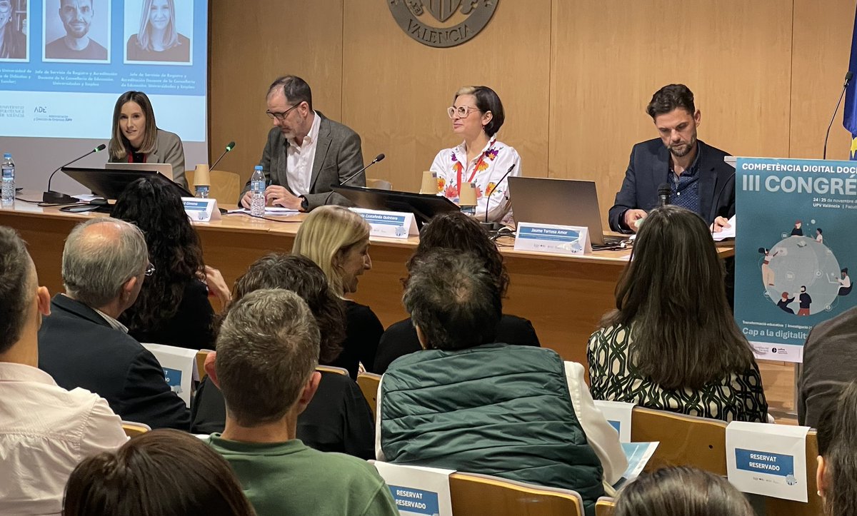 Comienza el espacio de diálogo cuyo tema a tratar es la competencia  digital docente desde la mirada europea, estatal y de la Comunidad Valenciana.
#competenciadigitaldocente
