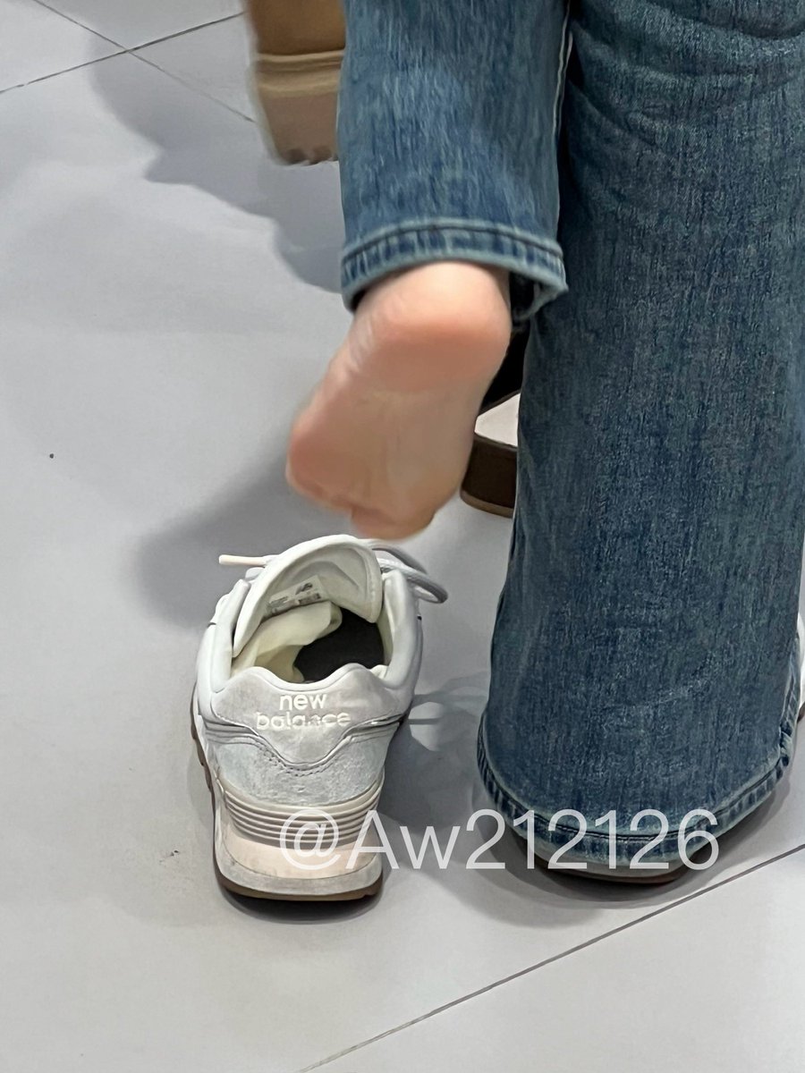 Aw212126's tweet photo. 那就加更一下��

#扫楼 ＃骚鞋  ＃射鞋  #臭鞋 #足控 #臭脚 #船袜 ＃白袜 #运动鞋 #小白鞋 #足控 #足交 #街拍 #射脚 #射屏 https://t.co/tlSLCDoobt