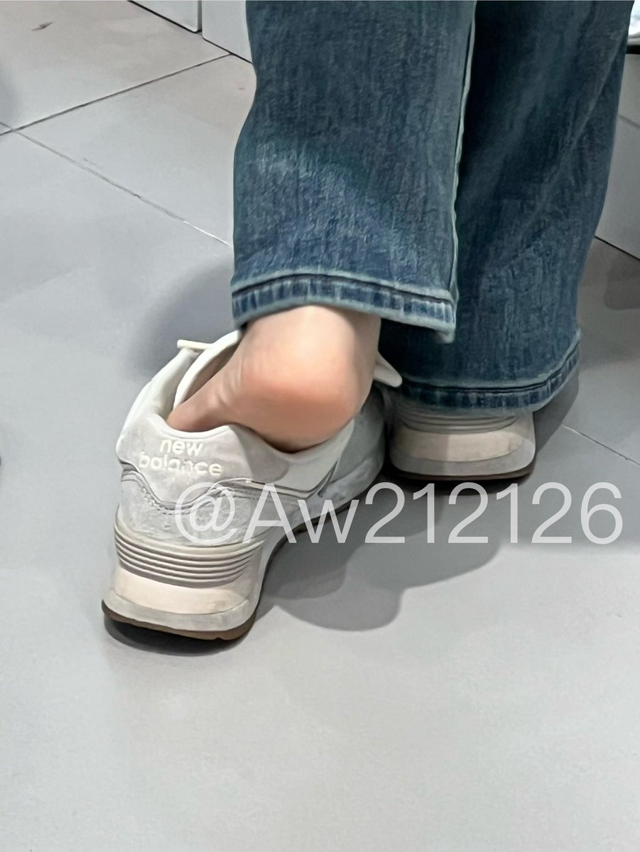 Aw212126's tweet photo. 那就加更一下��

#扫楼 ＃骚鞋  ＃射鞋  #臭鞋 #足控 #臭脚 #船袜 ＃白袜 #运动鞋 #小白鞋 #足控 #足交 #街拍 #射脚 #射屏 https://t.co/tlSLCDoobt