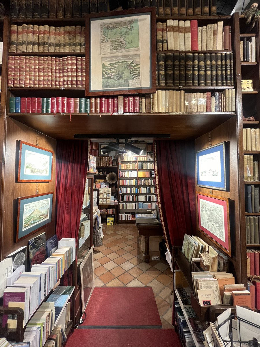 Siempre que vuelvo a Nápoles visito Dante & Descartes (que ahora está en una antigua joyería) y @ColonneseLibr (que parece un teatro o una tienda de bombones) y ahora tiene nuevos dueños jóvenes. Hay que actualizar la colección de librerías.